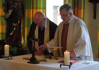 Pfarrer Sturm am Altar